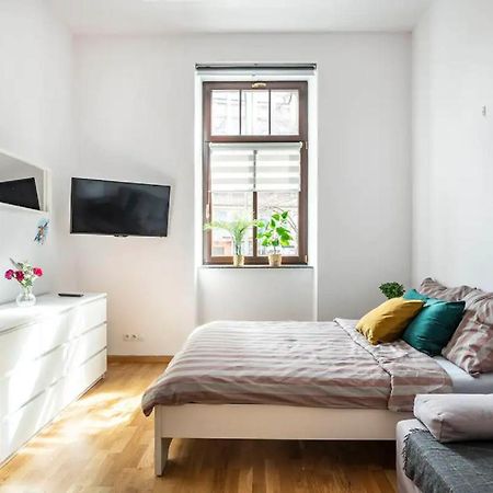 Uroczy apartament obok Opery i Dworca Głównego Cracóvia Exterior foto